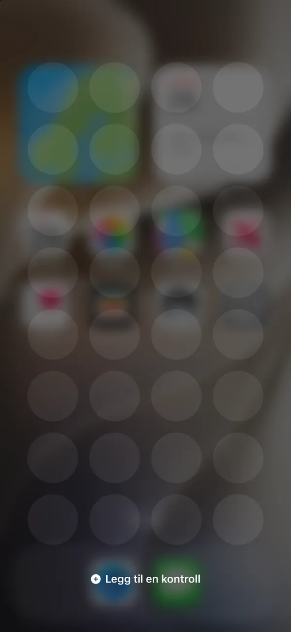 Kontrollsenteret på iPhone i redigeringsmodus med knappen Legg til en kontroll nederst